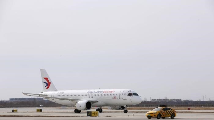 全球首架c919在青岛完成山东“首飞”