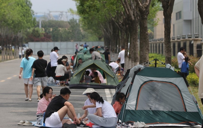 青岛：市民户外露营 愉快度周末