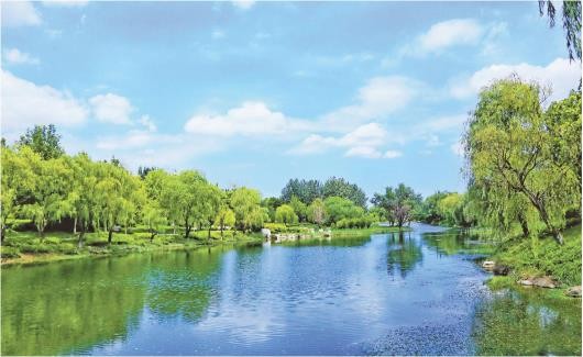 浞河附近，一湾碧水映蓝天，纤云弄巧美不胜收