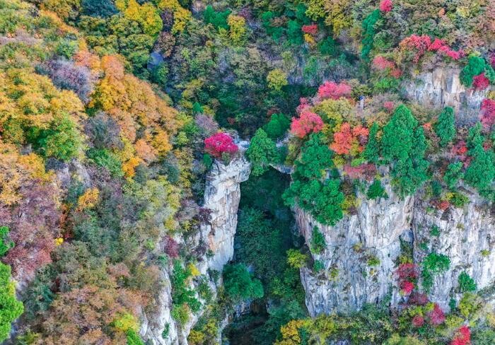 当秋色遇见玻璃栈道 淄博潭溪山宛如调色盘